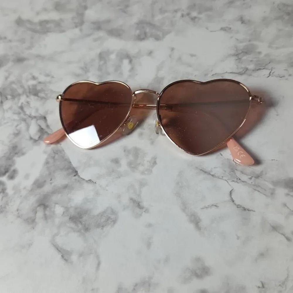 Foster Grant Heart Sunglasses‎